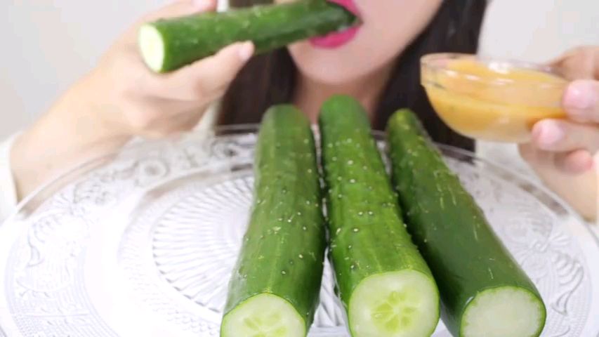 【小爱助眠】生吃黄瓜,声音和画面都好清爽